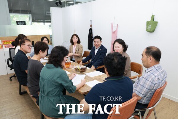 이응우 계룡시장이 15일 계룡시소상공인연합회를 방문해 지역 상권 활성화와 소상공인 지원 방안에 대해 관계자들과 의견을 나누고 있다. /계룡시