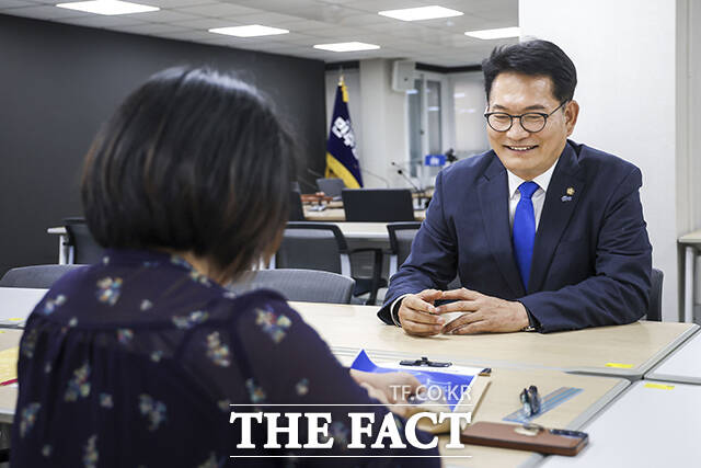 송영길 더불어민주당 의원이 16일 오전 서울 영등포구 더불어민주당사에서 8·17 전당대회 당대표 후보자 등록을 하고 있다. /배정한 기자