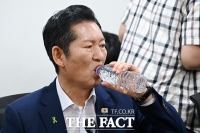  목 축이는 정청래 전 대표 [포토]