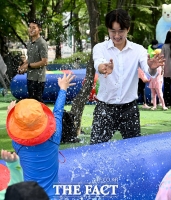  어린이와 물장난하는 서준오 노원구청장 [포토]