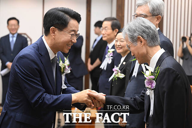 조정식 국회의장이 17일 오전 서울 여의도 국회에서 제78주년 제헌절 경축식에 앞서 4부요인 및 감사원장, 여야 지도부 등과 환담을 나누고 있다. /국회사진기자단