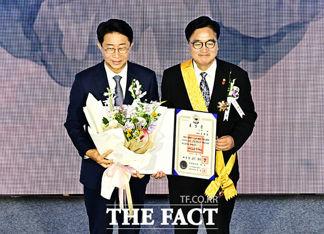 조정식 국회의장(왼쪽)이 17일 오전 서울 여의도 국회에서 열린 제78주년 제헌절 경축식에 참석해 우원식 전 국회의장에게 국민훈장 무궁화장을 전수하고 있다. /국회=배정한 기자