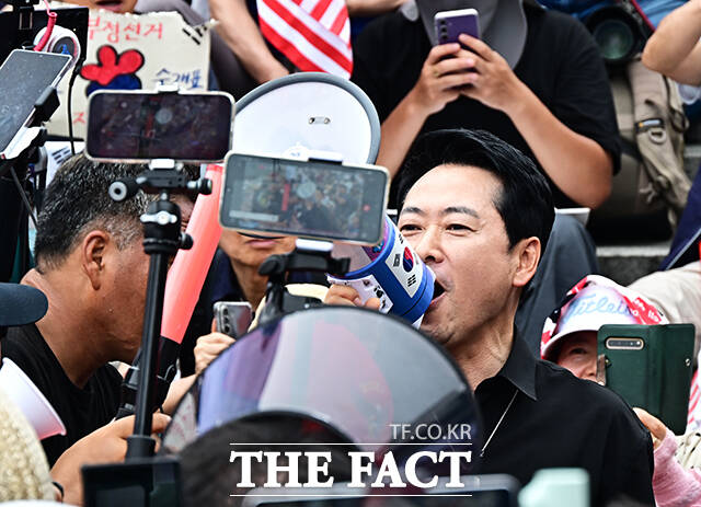 장동혁 국민의힘 대표가 17일 오후 서울 송파구 올림픽공원 핸드볼경기장 앞에서 시위 참가자들과 함께 구호를 외치고 있다. /배정한 기자