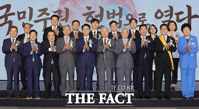 기념사진 촬영하는 조정식 국회의장을 비롯한 참석자들.