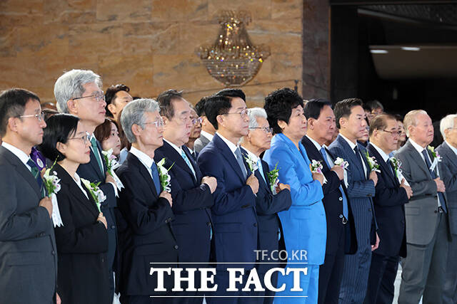 국기에 대한 경례하는 조정식 국회의장.