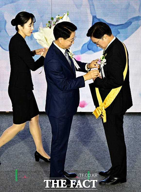 조정식 국회의장(왼쪽)이 17일 오전 서울 여의도 국회에서 열린 제78주년 제헌절 경축식에 참석해 우원식 전 국회의장에게 국민훈장 무궁화장을 전수하고 있다. /국회=배정한 기자
