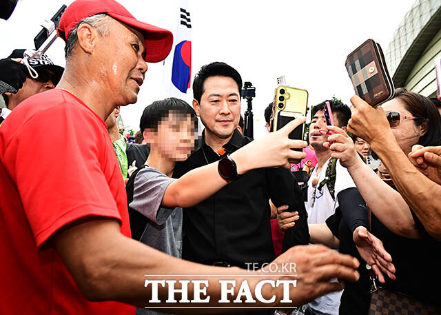 장동혁 국민의힘 대표가 17일 오후 서울 송파구 올림픽공원 핸드볼경기장 앞에서 시위 참가자들과 함께 구호를 외치고 있다. /배정한 기자