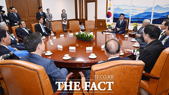 조정식 국회의장이 17일 오전 서울 여의도 국회에서 제78주년 제헌절 경축식에 앞서 전직 국회의장과 원로, 제헌유족 등과 환담을 나누고 있다. /국회사진기자단