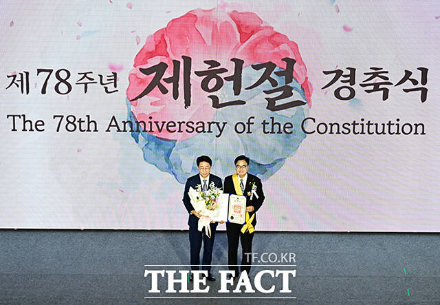 조정식 국회의장(왼쪽)이 17일 오전 서울 여의도 국회에서 열린 제78주년 제헌절 경축식에 참석해 우원식 전 국회의장에게 국민훈장 무궁화장을 전수하고 있다. /국회=배정한 기자