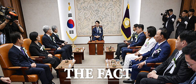 조정식 국회의장이 17일 오전 서울 여의도 국회에서 제78주년 제헌절 경축식에 앞서 4부요인 및 감사원장, 여야 지도부 등과 환담을 나누고 있다. /국회사진기자단