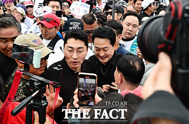 장동혁 국민의힘 대표가 17일 오후 서울 송파구 올림픽공원 핸드볼경기장 앞에서 시위 참가자들과 함께 구호를 외치고 있다. /배정한 기자