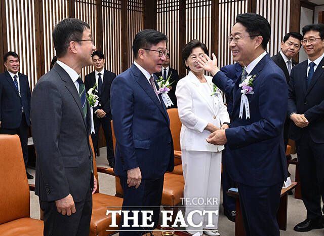 조정식 국회의장이 17일 오전 서울 여의도 국회에서 제78주년 제헌절 경축식에 앞서 4부요인 및 감사원장, 여야 지도부 등과 환담을 나누고 있다. /국회사진기자단