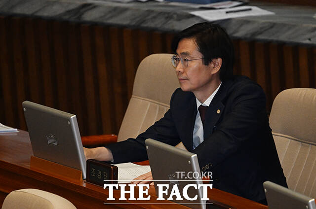 지난 2024년 12월 27일 국회 본회의에서 한덕수 국무총리 탄핵소추안 표결에 대해 항의하던 국민의힘 의원들이 본회의장을 나선 가운데 조경태 의원이 자리를 지키고 있는 모습./박헌우 기자