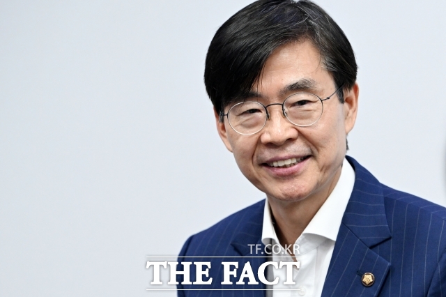 조경태 국민의힘 의원이 15일 오후 서울 여의도 국회 의원회관에서 <더팩트>와 인터뷰를 하고 있다./남용희 기자