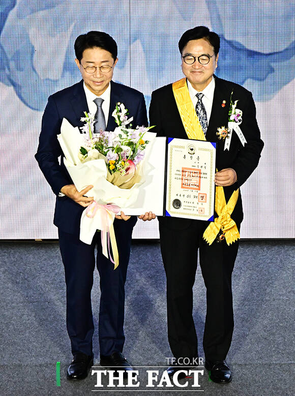 조정식 국회의장(왼쪽)이 17일 오전 서울 여의도 국회에서 열린 제78주년 제헌절 경축식에 참석해 우원식 전 국회의장에게 국민훈장 무궁화장을 전수하고 있다. /국회=배정한 기자