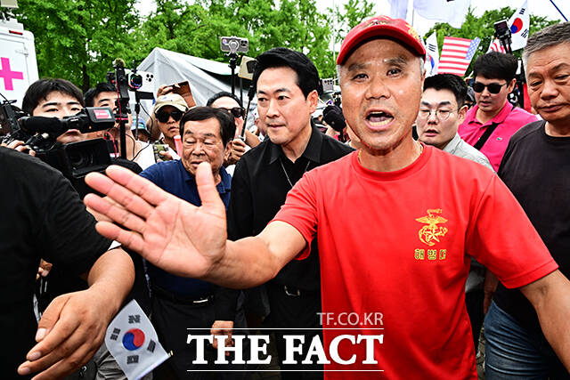 장동혁 국민의힘 대표가 17일 오후 서울 송파구 올림픽공원 핸드볼경기장 앞에서 시위 참가자들과 함께 구호를 외치고 있다. /배정한 기자