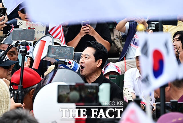 장동혁 국민의힘 대표가 17일 오후 서울 송파구 올림픽공원 핸드볼경기장 앞에서 시위 참가자들과 함께 구호를 외치고 있다. /배정한 기자