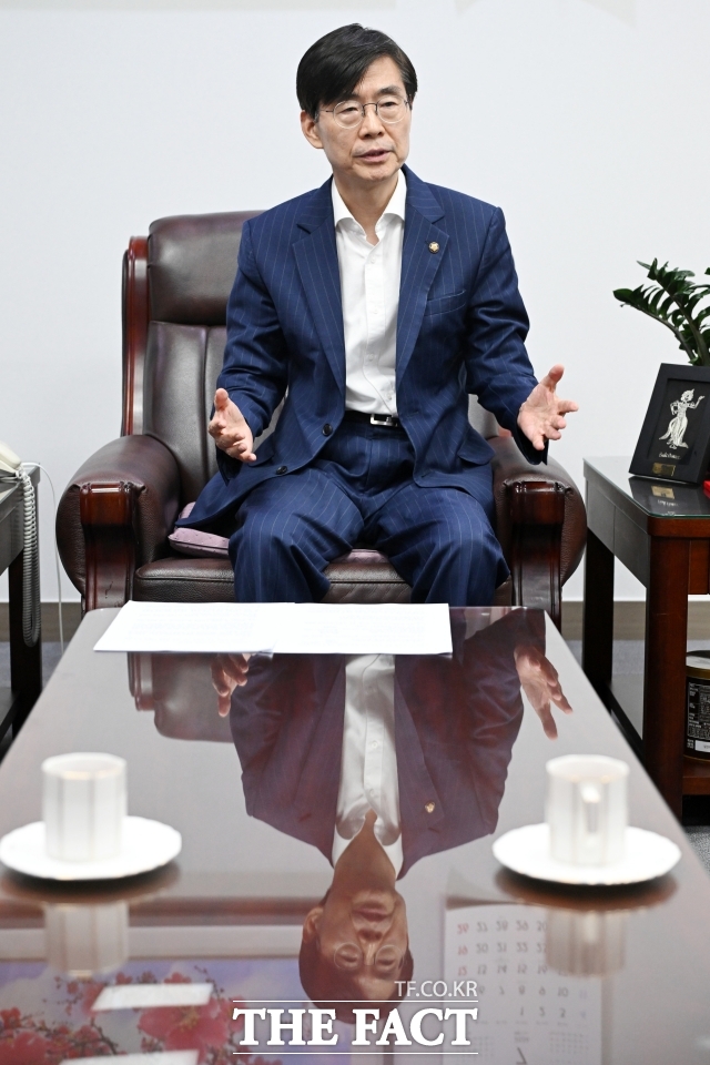 조경태 국민의힘 의원이 15일 오후 서울 여의도 국회 의원회관에서 <더팩트>와 인터뷰를 하고 있다./남용희 기자