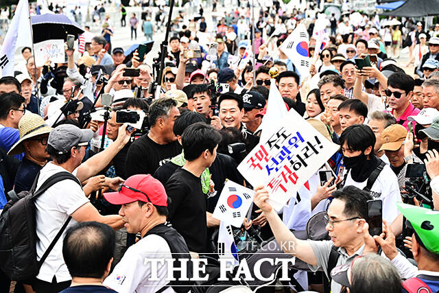 장동혁 국민의힘 대표가 17일 오후 서울 송파구 올림픽공원 핸드볼경기장 앞에서 시위 참가자들과 함께 구호를 외치고 있다. /배정한 기자