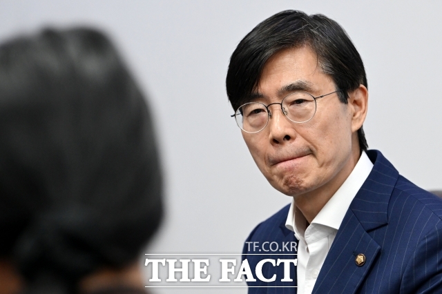 조경태 국민의힘 의원이 15일 오후 서울 여의도 국회 의원회관에서 <더팩트>와 인터뷰를 하고 있다./남용희 기자