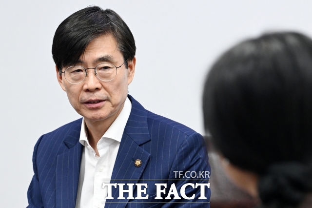 국민의힘 최다선(6선) 중진 조경태 의원이 15일 오후 서울 여의도 국회 의원회관에서 <더팩트>와 인터뷰를 하고 있다. /국회=남용희 기자