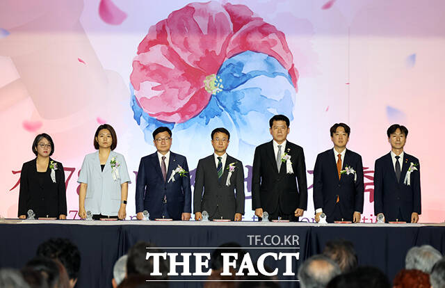 국회 여야 대표와 원내대표들이 제헌헌법 낭독 및 도장 날인 퍼포먼스를 하고 있다.