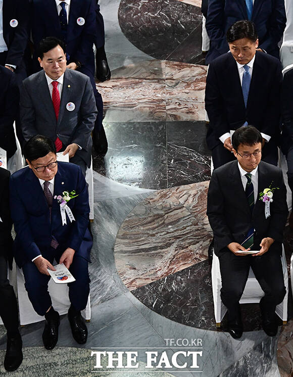 정점식 국민의힘 원내대표(왼쪽 세번째)와 한병도 더불어민주당 대표 직무대행 겸 원내대표(왼쪽 네번째)가 17일 오전 서울 여의도 국회에서 열린 제78주년 제헌절 경축식에 참석하고 있다. /국회=배정한 기자