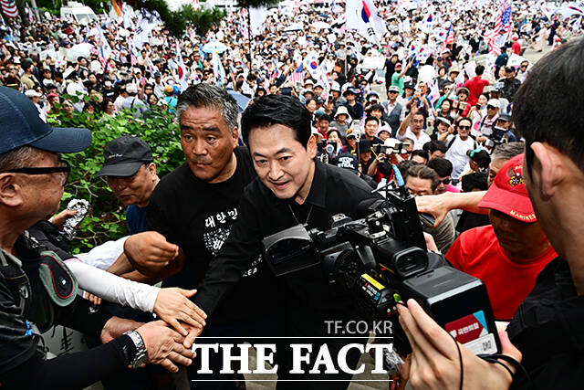 장동혁 국민의힘 대표가 17일 오후 서울 송파구 올림픽공원 핸드볼경기장 앞에서 시위 참가자들과 함께 구호를 외치고 있다. /배정한 기자