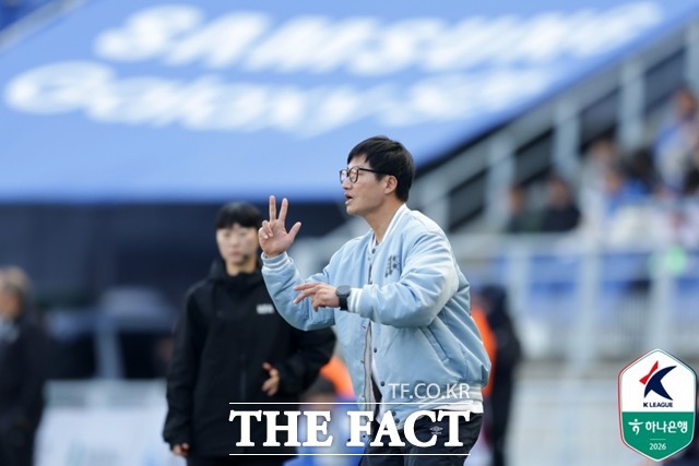 수원삼성의 이정효 감독은 '코리아컵 조기 탈락'의 참사를 뒤로 하고 오는 19일 오후 7시 30분 수원월드컵경기장에서 파주FC와 홈 경기를 통해 분위기 전환을 노리고 있다./K리그