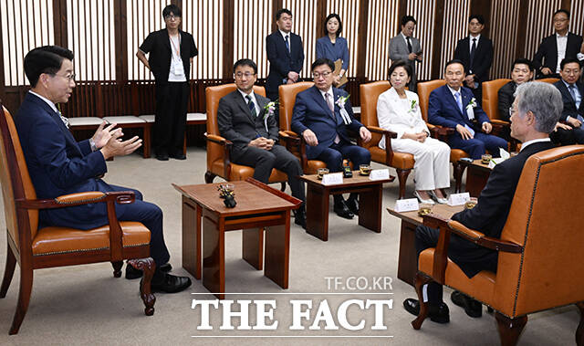 조정식 국회의장이 17일 오전 서울 여의도 국회에서 제78주년 제헌절 경축식에 앞서 4부요인 및 감사원장, 여야 지도부 등과 환담을 나누고 있다. /국회사진기자단