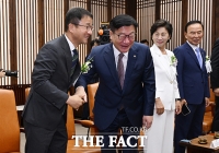  밝은 표정으로 인사하는 한병도와 정점식 [포토]