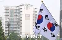  與, 제헌절 맞아 
