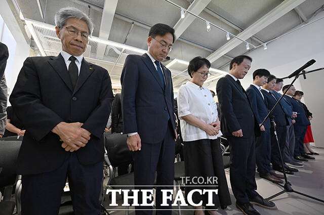 '자유인‧문화인‧평화인 노회찬 8주기 추모제'가 18일 오전 서울 종로구 노회찬의집 6411에서 열린 가운데 참석자들이 묵념하고 있다. 왼쪽부터 권영국 정의당 대표, 신장식 조국혁신당 수석최고위원, 김지선 유족대표, 조승수 노회찬재단 이사장, 한창민 사회민주당 대표, 김영배 더불어민주당 의원. /박상민 기자