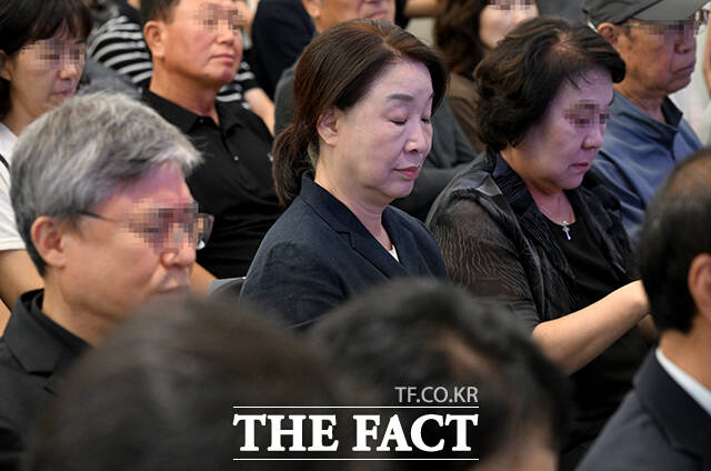 추모사 들으며 생각에 잠긴 심 전 의원.