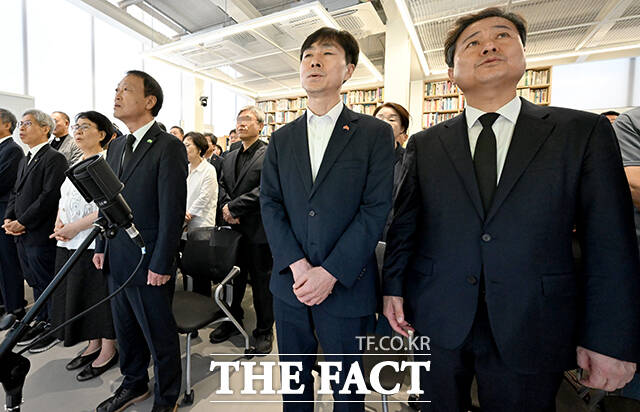 '그날이 오면' 제창하는 권영국 정의당 대표, 김지선 유족대표, 조승수 노회찬재단 이사장, 한창민 사회민주당 대표, 김영배 더불어민주당 의원(왼쪽부터).