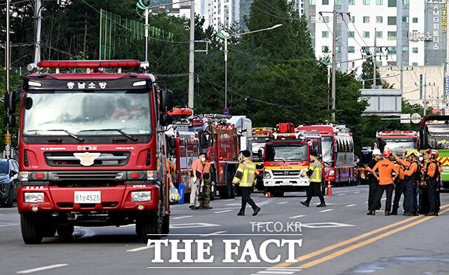 18일 오전 6시54분께 인천 서해구 쿠팡물류센터에 화재가 발생해 국가소방동원령이 발령된 가운데 화재 현장에서 연기가 뿜어져 나오고 있다. /인천=박상민 기자