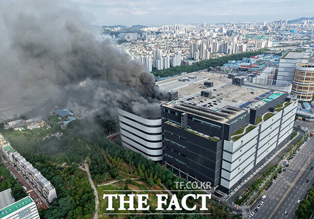 18일 오전 6시54분께 인천 서해구 쿠팡물류센터에 화재가 발생해 국가소방동원령이 발령된 가운데 화재 현장에서 연기가 뿜어져 나오고 있다. /인천=박상민 기자