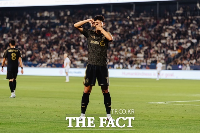 LAFC의 손흥민이 18일 LA갤럭시와 2026 MLS 후반기 첫 경기에서 후반 추가골을 터뜨린 뒤 특유의 '찰칵 세리머니'를 하고 있다./LAFC