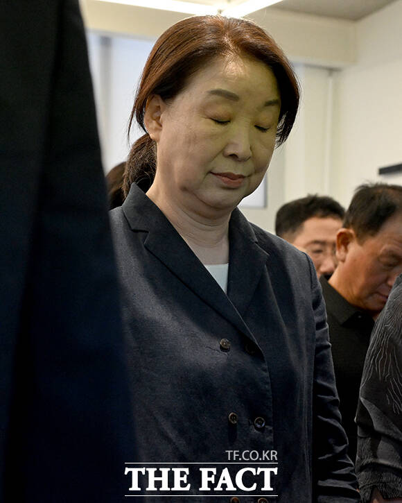묵념하는 심 전 의원.
