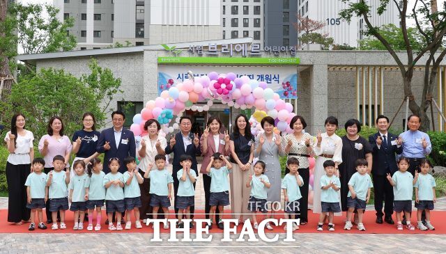 최혜민 광명시 부시장(왼쪽에서 7번째)이 16일 오후 철산자이브리에르 단지 내 위치한 '시립브리에르어린이집' 개원식에 참석해 기념사진을 촬영하고 있다. /광명시