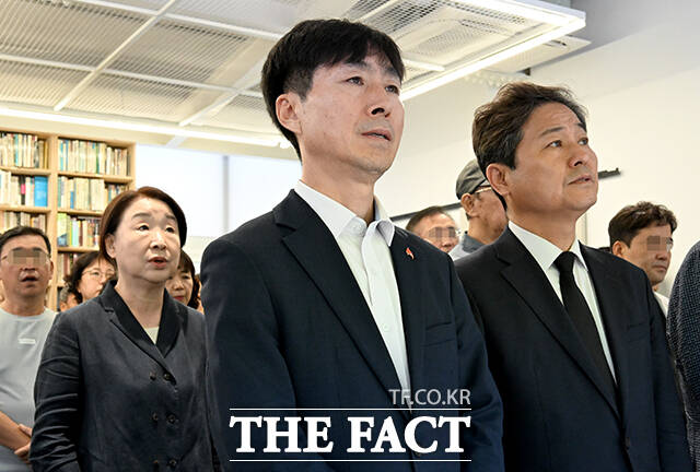 '그날이 오면' 제창하는 심 전 의원(왼쪽).