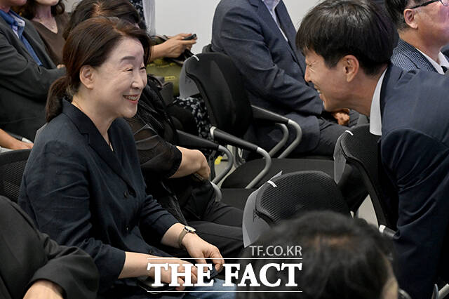 한창민 사회민주당 대표(오른쪽)와 인사하는 심 전 의원.
