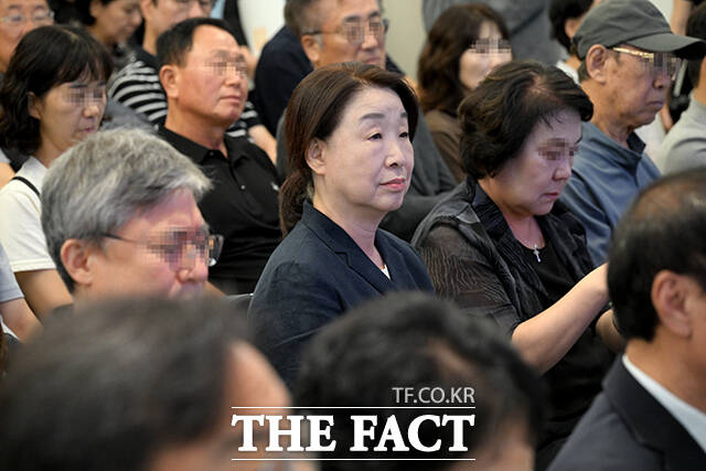 심상정 전 정의당 의원(가운데)이 18일 오전 서울 종로구 노회찬의집 6411에서 열린 '자유인‧문화인‧평화인 노회찬 8주기 추모제'에 참석해 추모사를 듣고 있다. /박상민 기자