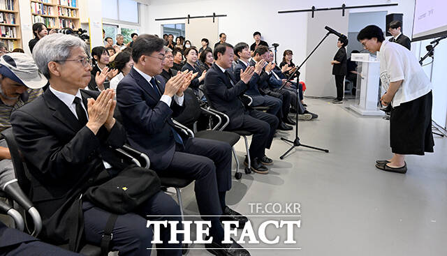 김지선 유족대표(오른쪽)가 인사말 끝내자 박수치는 참석자들.