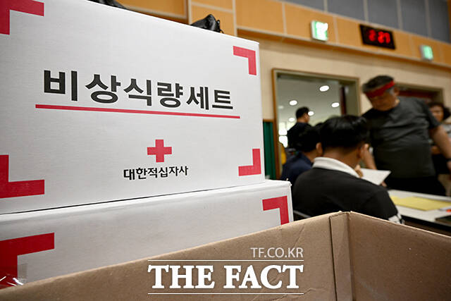 쿠팡32물류센터 화재 이틀째인 19일 오후 인천 서해구 신현초등학교 체육관에 임시 대피소가 운영되고 있는 가운데 한 주민이 응급구호세트를 살펴보고 있다. /인천=박상민 기자