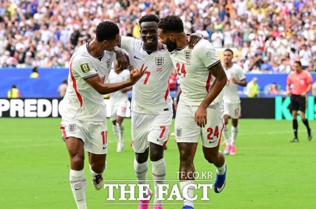 잉글랜드의 부카요 사카(가운데)가 18일(현지시간) 미국 마이애미에서 열린 2026 FIFA 월드컵 프랑스와 잉글랜드의 동메달 결정전에서 팀 동료 주드 벨링엄(왼쪽)과 리스 제임스와 함께 페널티킥을 성공시키고 기뻐하고 있다. /마이애미=신화.뉴시스