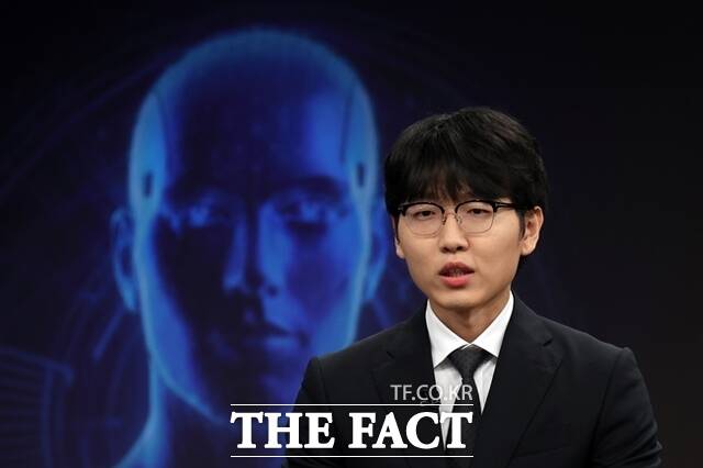 바둑 신진서 9단이 지난 17일 서울 한국경제TV 스튜디오에서 열린 쎈수학-한경 기신전 신진서 대 공개 바둑 AI 프로그램 카타고의 경기를 앞두고 인터뷰를 하고 있다. /뉴시스
