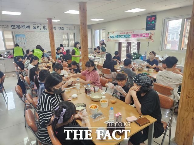 지난 18일 광양시 여성친화도시 시민참여단이 지역특산물 매실을 활용해 고추장을 만들면서 양성평등을 되새겨 보는 행사를 열었다. 이날 행사에서는 5가족 45명이 완성된 고추장으로 떡볶이와 주먹밥 등을 만들어 시식하는 등 가사 노동을 체험했다. /시민참여단