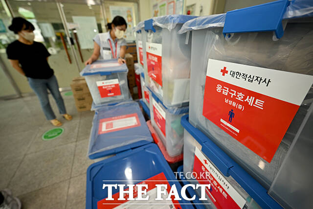 쿠팡32물류센터 화재 이틀째인 19일 오후 인천 서해구 신현초등학교 체육관에 임시 대피소가 운영되고 있는 가운데 한 주민이 응급구호세트를 살펴보고 있다. /인천=박상민 기자