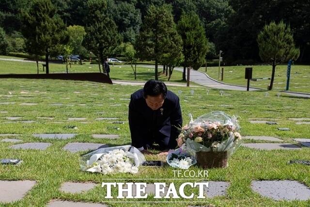 정 전 대표가 최근 고 이해찬 전 국무총리의 묘소를 방문했다. /정청래 페이스북 캡처